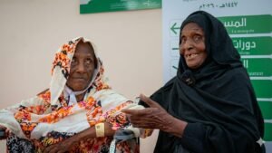 في المشاعر المقدسة.. سودانية سبعينية تذكّر آلاف السودانيين بما لم تهزمه الحرب