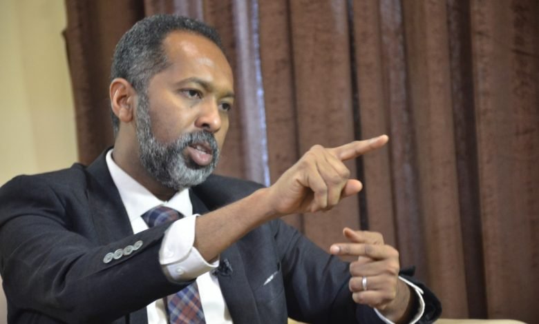خالد عمر: الحفاظ على مؤسسات الدولة لا يعني تثبيت اختطافها