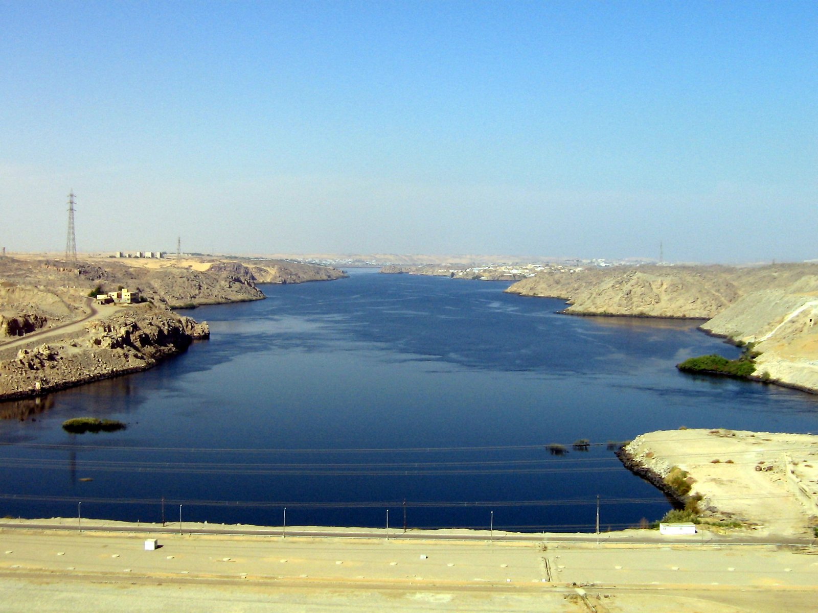 منظر للسد العالي في أسوان عام 2007، وهو المشروع الذي أدت بحيرته إلى تهجير سكان من منطقة وادي حلفا بالسودان.