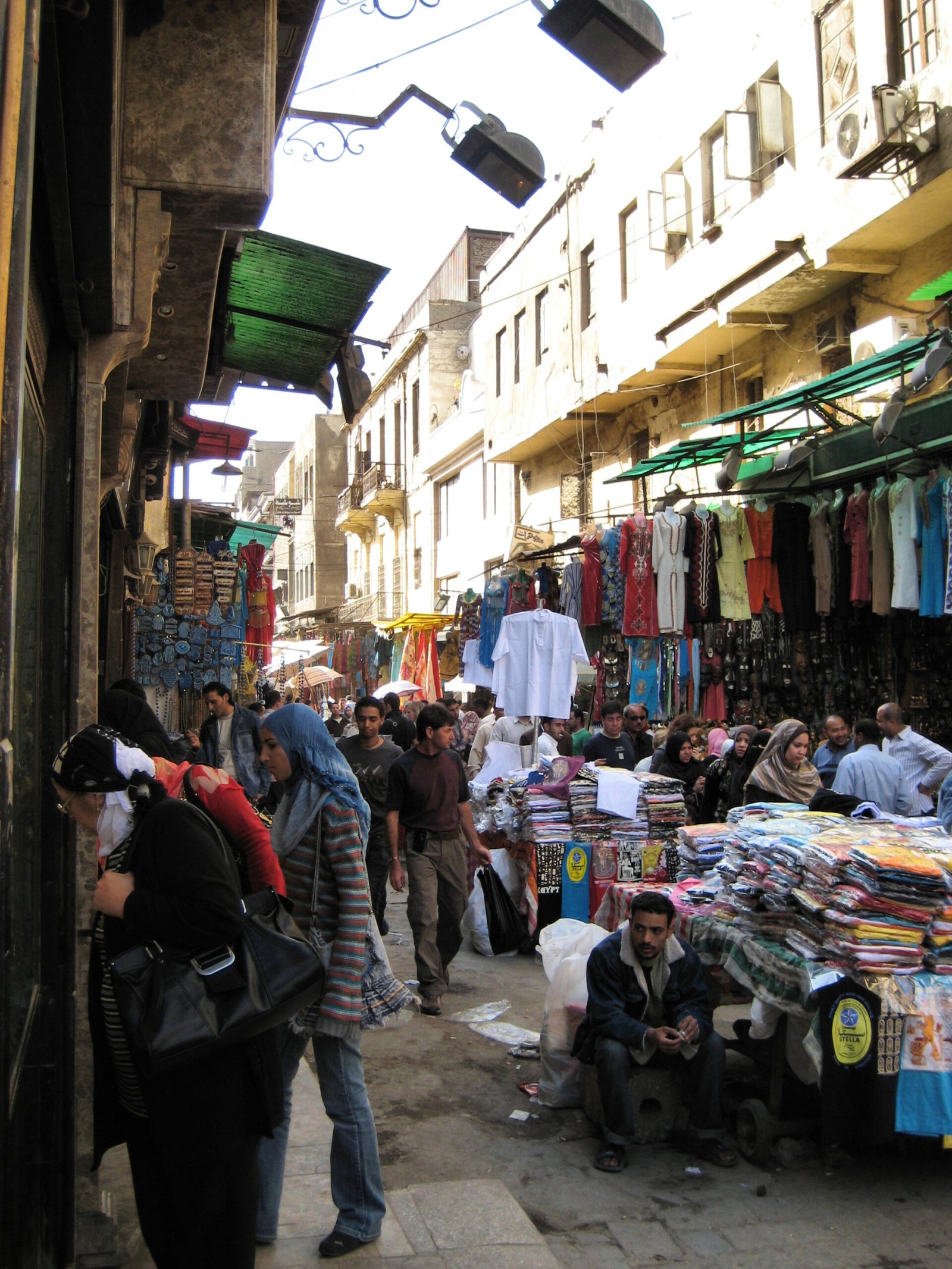 سوق في القاهرة عام 2008، صورة سياقية للأسواق المصرية ولا توثق منشآت تجارية سودانية.