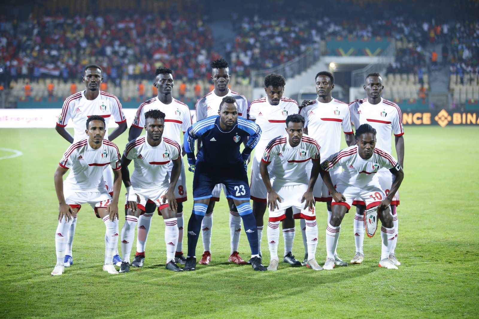 لاعبو منتخب السودان يقفون لالتقاط صورة جماعية قبل مباراة مصر في يناير 2022