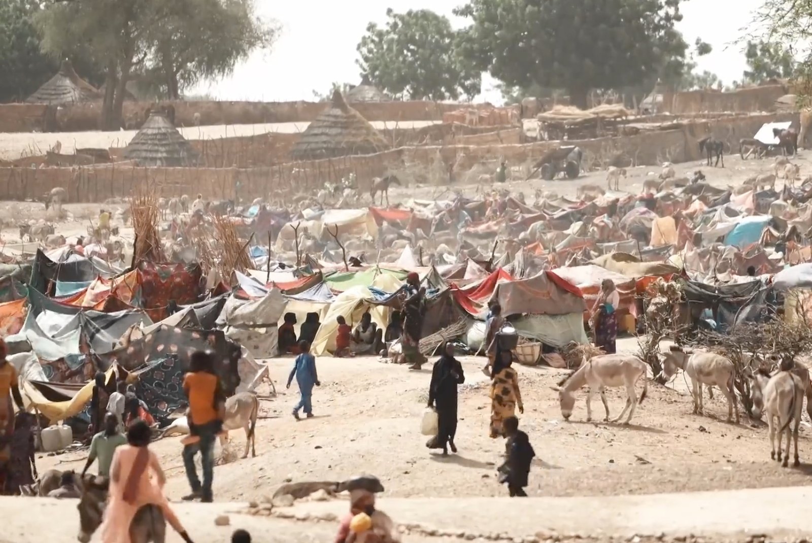مخيم للاجئين السودانيين في تشاد يظهر مأوى مؤقتاً ومساحات المخيم