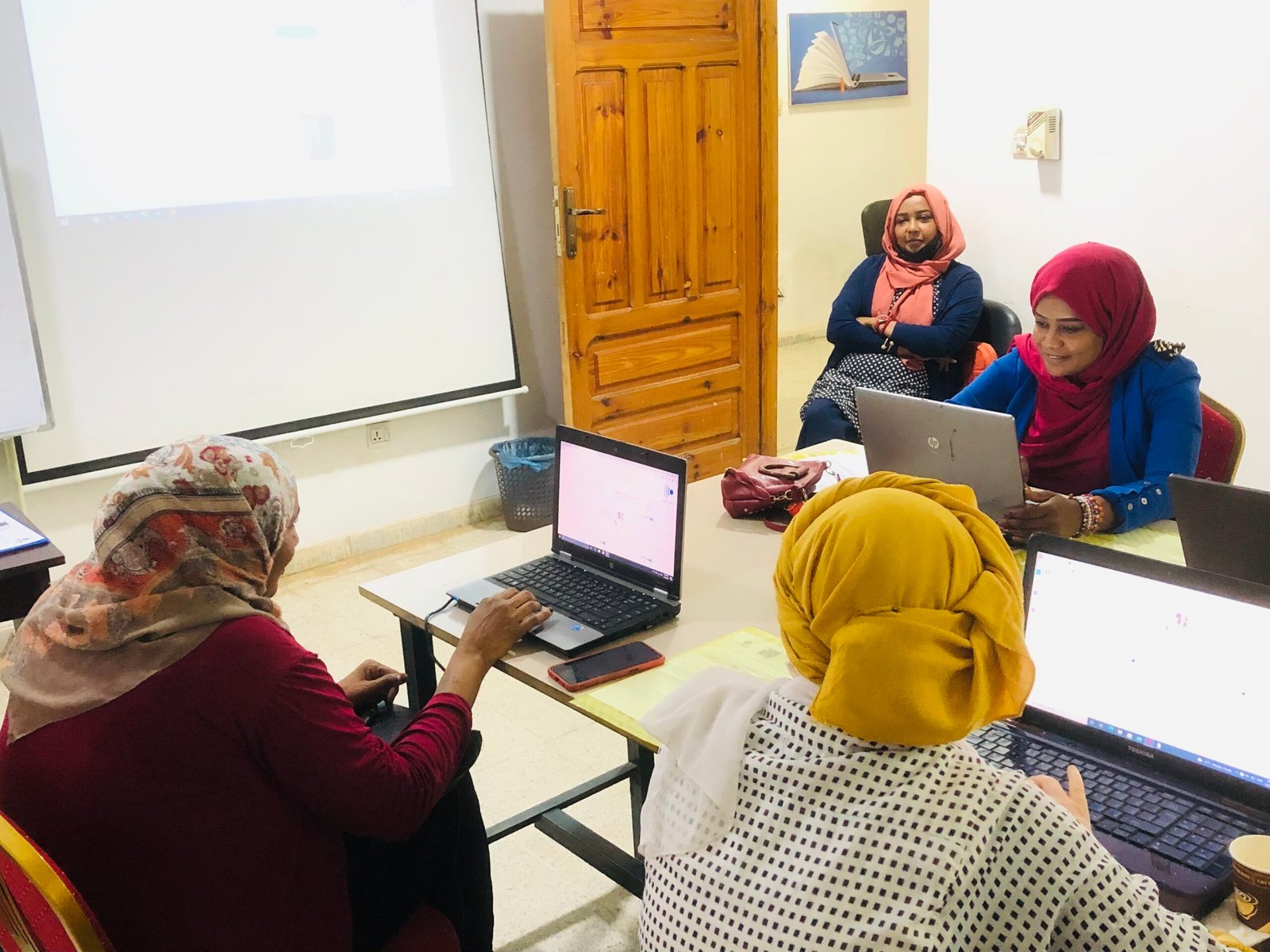 مشاركون في ورشة ضمن مبادرة أصوات نساء السودان، صورة أرشيفية من عام 2022